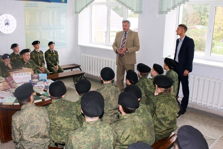 В Ставрополе росгвардейцы приняли участие в акции "Книга - кадету"  