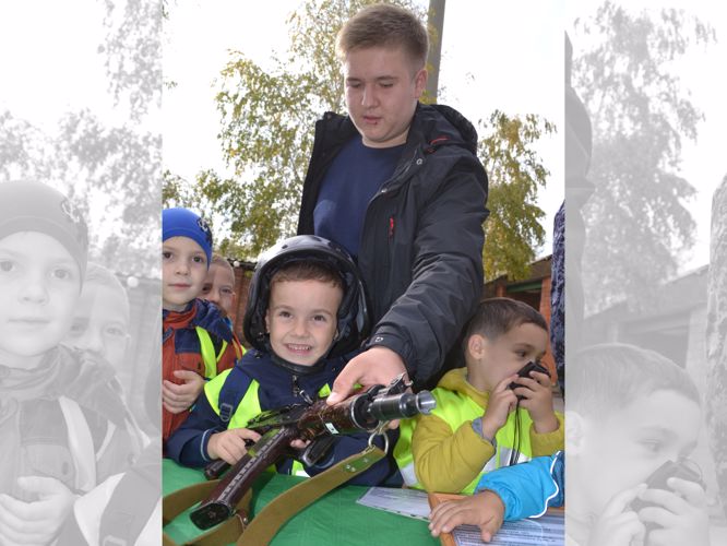 Накануне Дня народного единства сотрудники вневедомственной охраны Росгвардии провели День открытых дверей для детей