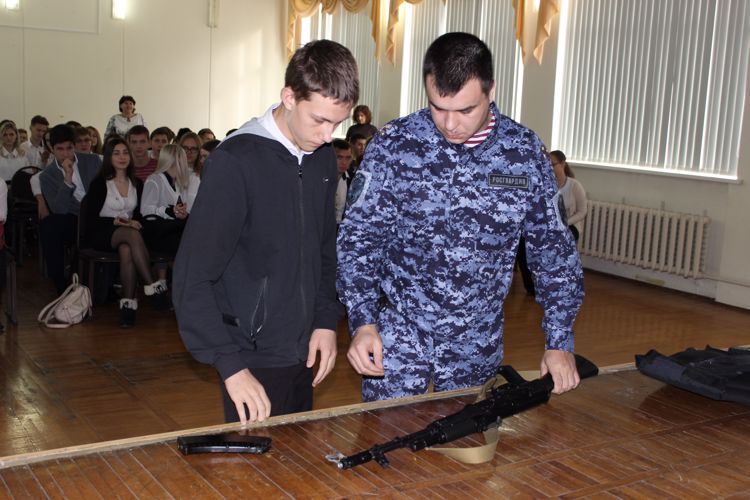 Росгвардейцы провели для ставропольских школьников урок истории, посвященный 250-летию со Дня рождения  Евграфа Комаровского
