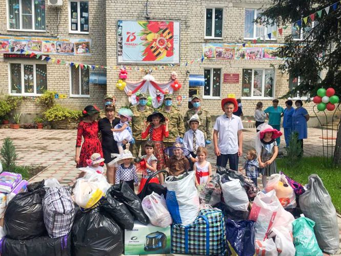 СТАВРОПОЛЬСКИЕ РОСГВАРДЕЙЦЫ ПОЗДРАВИЛИ ВОСПИТАННИКОВ ПОДШЕФНОГО ЗАВЕДЕНИЯ