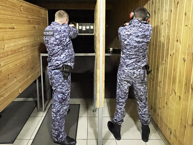 В Ставрополе сотрудники городского управления вневедомственной охраны провели соревнования по стрельбе, посвященные юбилею ведомства