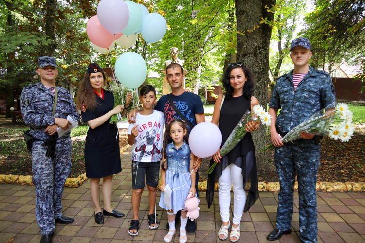 В День семьи, любви и верности ставропольские росгвардейцы провели акцию «Ромашки на счастье»