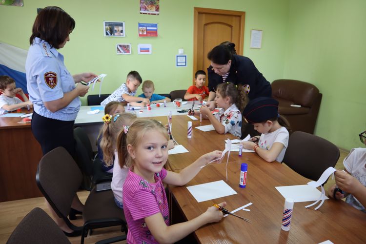 Сотрудники вневедомственной охраны Росгвардии провели акцию «Цвета родной страны» на Ставрополье