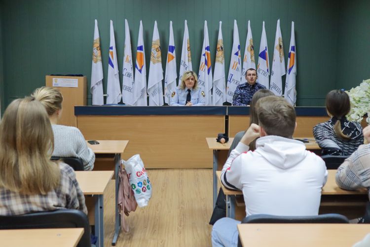 В Ставрополе росгвардейцы провели профориентационную беседу со студентами