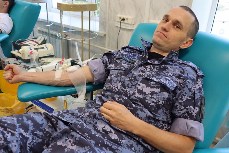 12 росгвардейцев сдали донорскую кровь для медучреждений Ставрополья