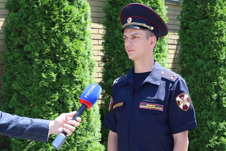 Офицер Росгвардии рассказал журналистам  об антитеррористической безопасности образовательных учреждений на Ставрополье