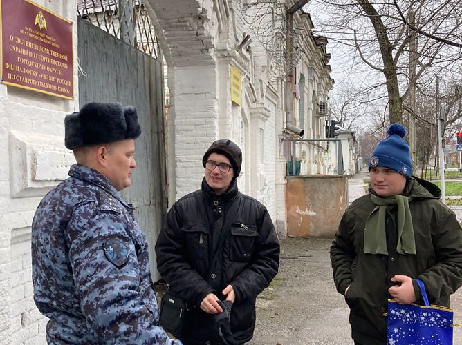 Сотрудники Росгвардии исполнили новогоднюю мечту подростков из Георгиевска