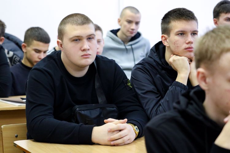 Представители Росгвардии провели профилактические занятия в Ставропольском политехническом колледже