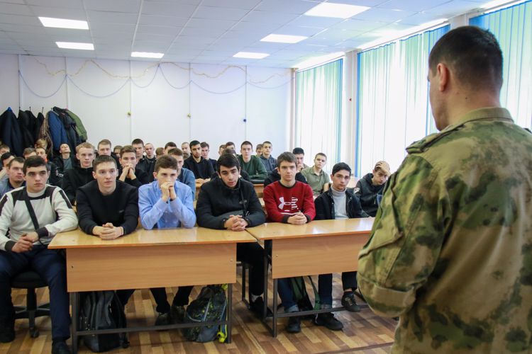 Представители Росгвардии провели профилактические занятия в Ставропольском политехническом колледже