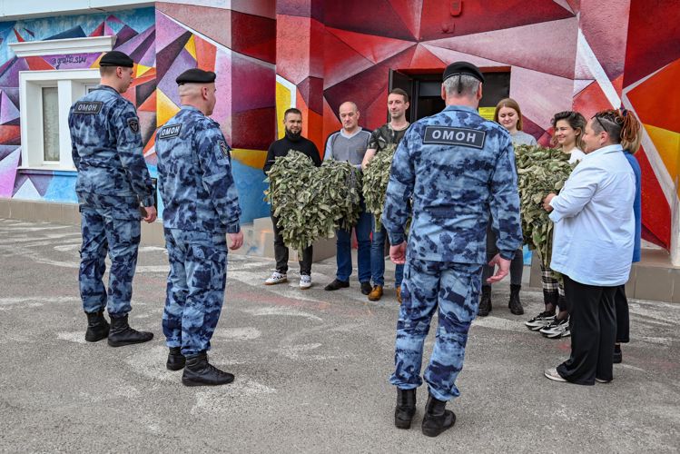На Ставрополье коллективы культурных центров края изготовили для росгвардейцев маскировочные сети