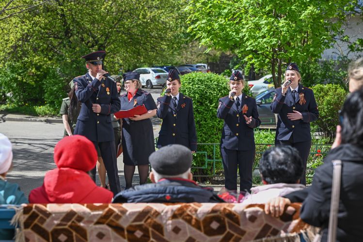 На Ставрополье росгвардейцы поддержали акцию «Концерт у дома ветерана»