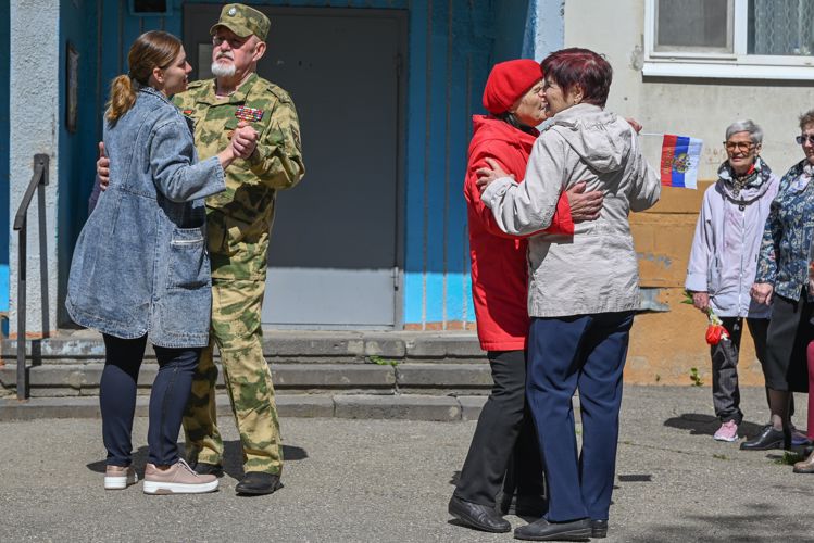 На Ставрополье росгвардейцы поддержали акцию «Концерт у дома ветерана»