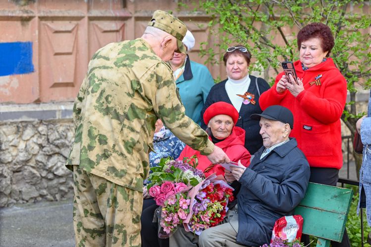 На Ставрополье росгвардейцы поддержали акцию «Концерт у дома ветерана»