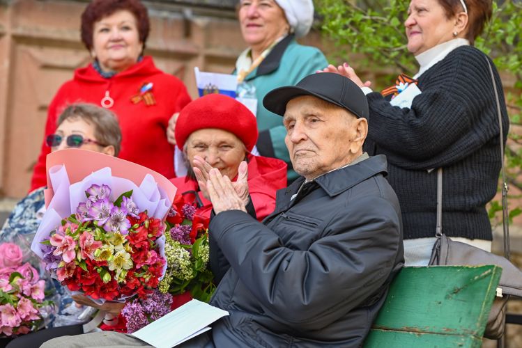На Ставрополье росгвардейцы поддержали акцию «Концерт у дома ветерана»