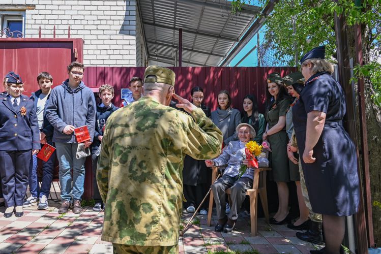На Ставрополье росгвардейцы поддержали акцию «Концерт у дома ветерана»
