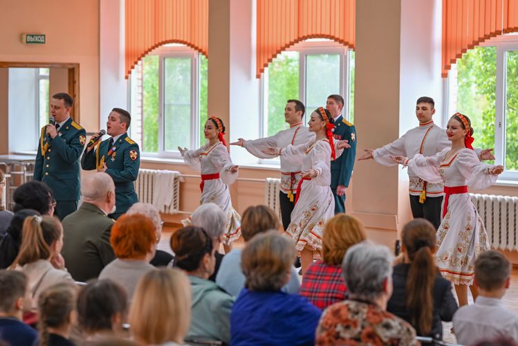 Ансамбль Северо-Кавказского округа Росгвардии выступил в лицее имени Героя России Владимира Нургалиева в Ставрополе