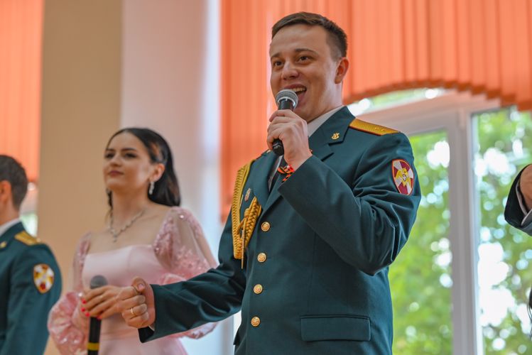 Ансамбль Северо-Кавказского округа Росгвардии выступил в лицее имени Героя России Владимира Нургалиева в Ставрополе
