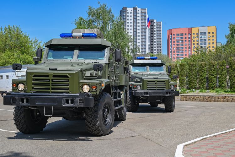 Сотрудники Росгвардии получили новые служебные автомобили в Ставрополе