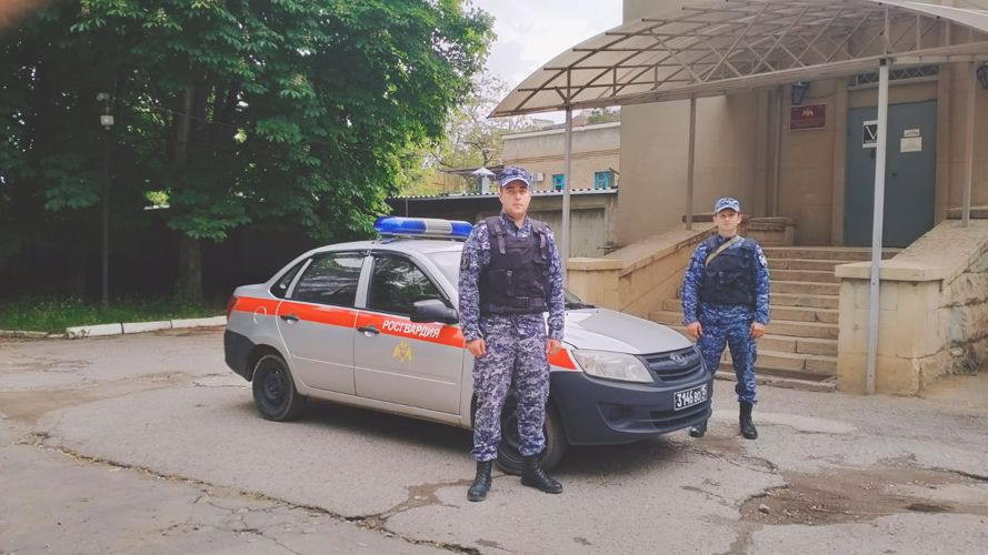 РОСГВАРДЕЕЦ ОКАЗАЛ МЕДПОМОЩЬ ПОСТРАДАВШЕМУ В ДТП ПОЖИЛОМУ ЖИТЕЛЮ КИСЛОВОДСКА