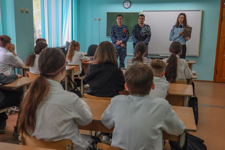 В преддверии Дня Победы ставропольские росгвардейцы провели для школьников тематическое занятие