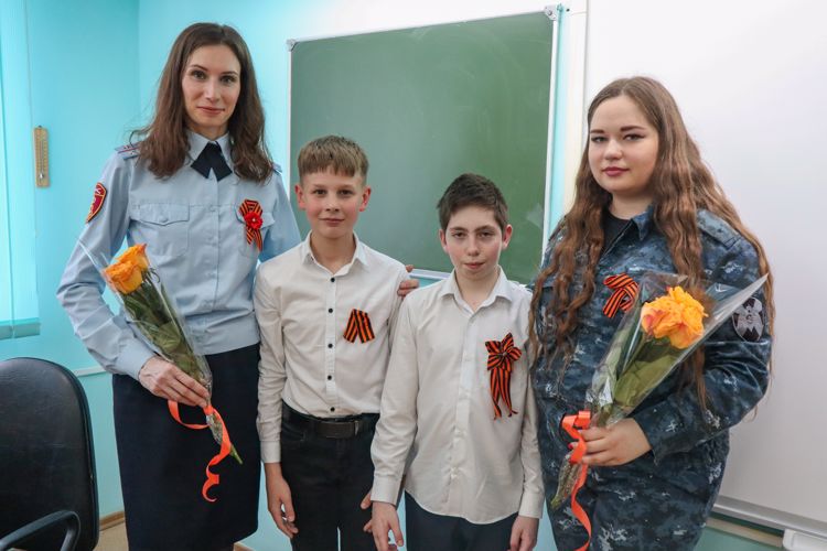 В преддверии Дня Победы ставропольские росгвардейцы провели для школьников тематическое занятие