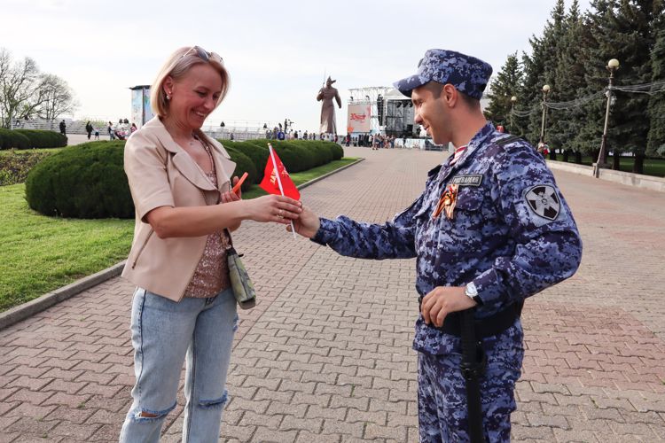 На Ставрополье сотрудники Росгвардии поучаствовали в акции «Георгиевская ленточка»