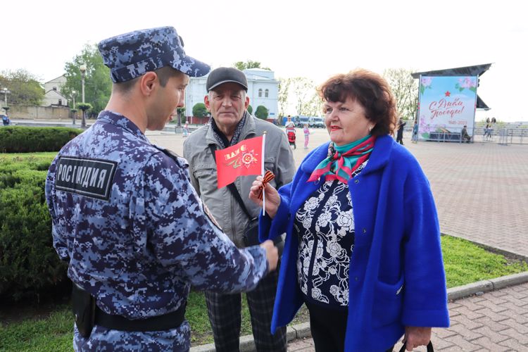 На Ставрополье сотрудники Росгвардии поучаствовали в акции «Георгиевская ленточка»