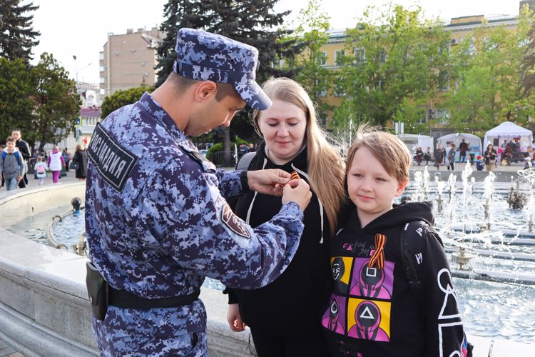 На Ставрополье сотрудники Росгвардии поучаствовали в акции «Георгиевская ленточка»