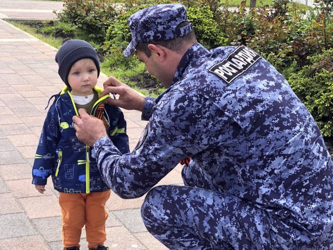 На Ставрополье сотрудники Росгвардии поучаствовали в акции «Георгиевская ленточка»