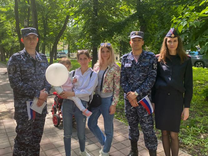 Росгвардейцы поздравили жителей Ставрополья с Днём России