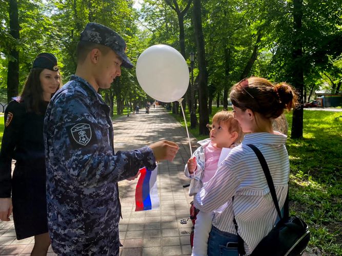 Росгвардейцы поздравили жителей Ставрополья с Днём России