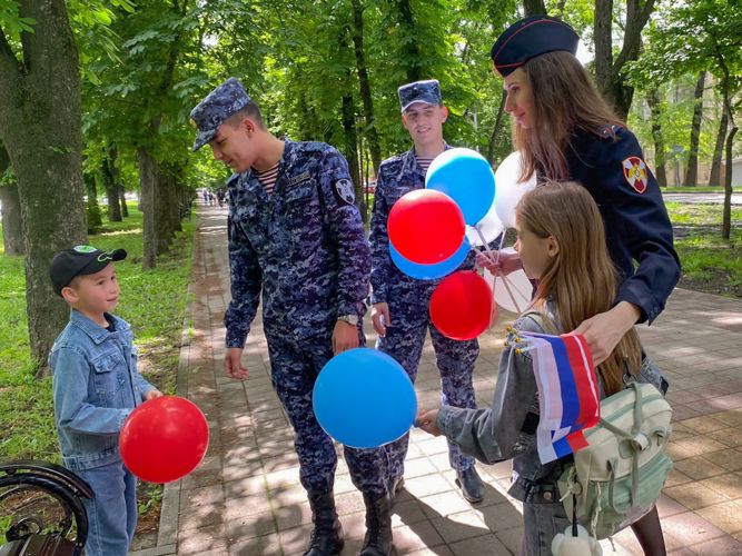 Росгвардейцы поздравили жителей Ставрополья с Днём России