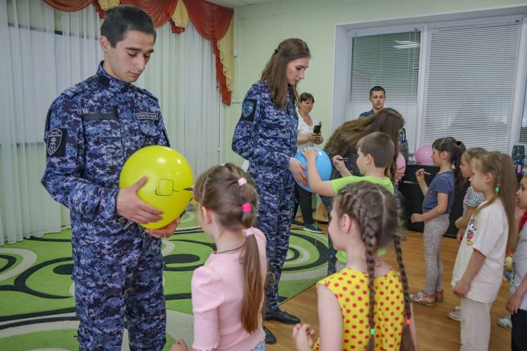 На Ставрополье сотрудники Росгвардии провели развлекательное мероприятие для воспитанников детского сада в День защиты детей