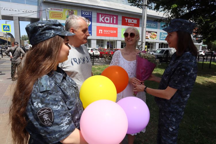 В Ставрополе сотрудники  Росгвардии  провели акцию ко Дню семьи, любви и верности