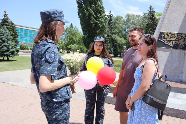 В Ставрополе сотрудники  Росгвардии  провели акцию ко Дню семьи, любви и верности