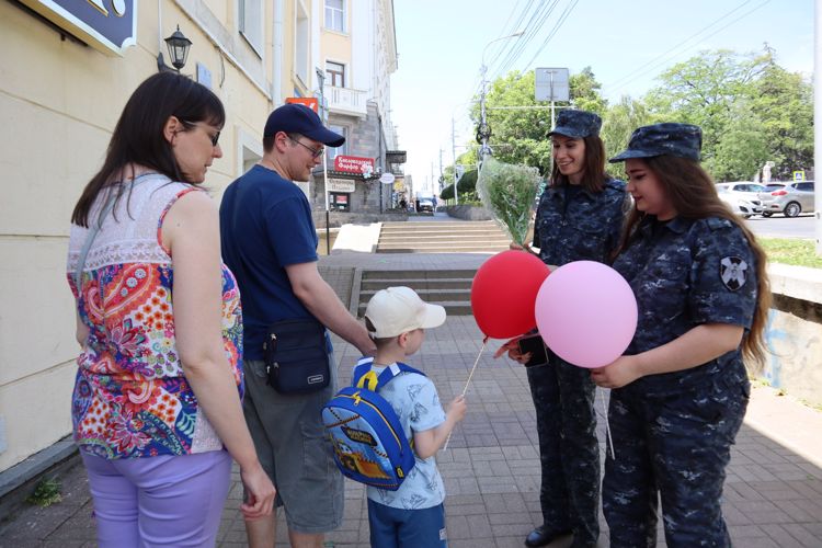 В Ставрополе сотрудники  Росгвардии  провели акцию ко Дню семьи, любви и верности