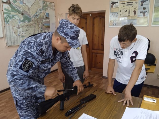 В Невинномысске росгвардейцы провели День открытых дверей для желающих поступить на службу