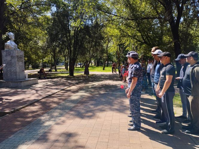 В Невинномысске росгвардейцы почтили память командира Красной Армии