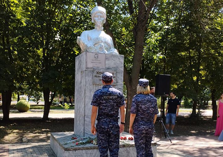В Невинномысске росгвардейцы почтили память командира Красной Армии