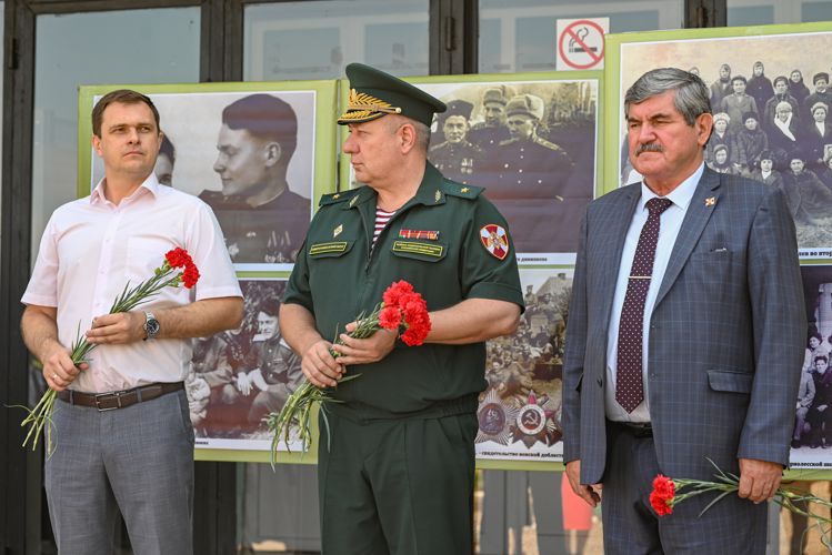 Военнослужащие Росгвардии отметили 105-летие со дня рождения генерала армии Ивана Яковлева на Ставрополье