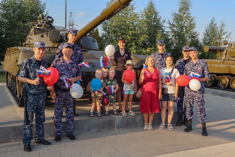 В Ставрополе сотрудники Росгвардии поддержали акцию «Российский триколор»