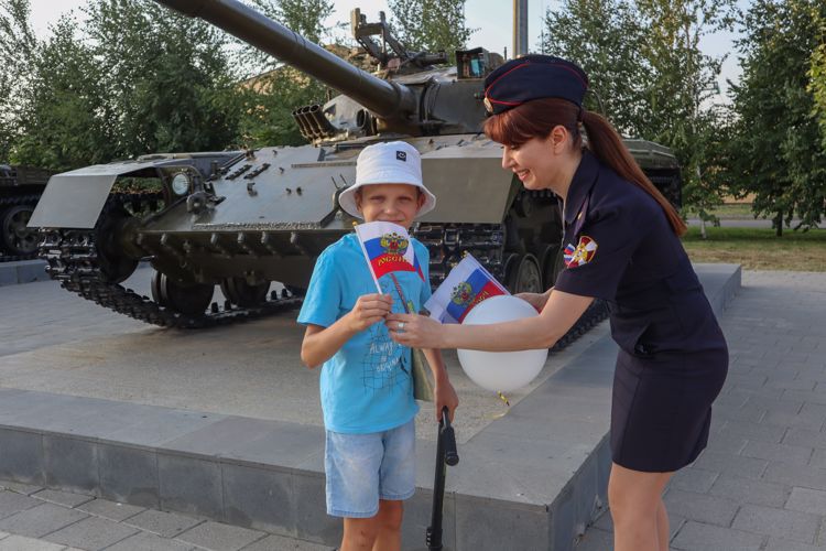 В Ставрополе сотрудники Росгвардии поддержали акцию «Российский триколор»