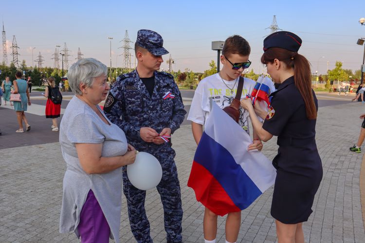 В Ставрополе сотрудники Росгвардии поддержали акцию «Российский триколор»