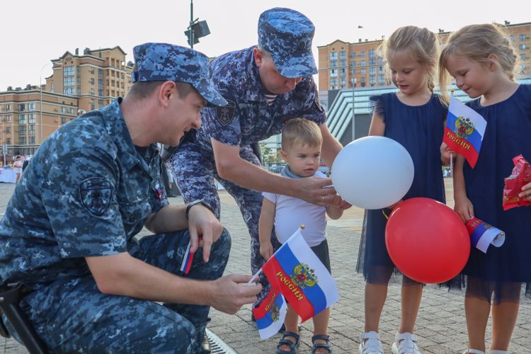 В Ставрополе сотрудники Росгвардии поддержали акцию «Российский триколор»
