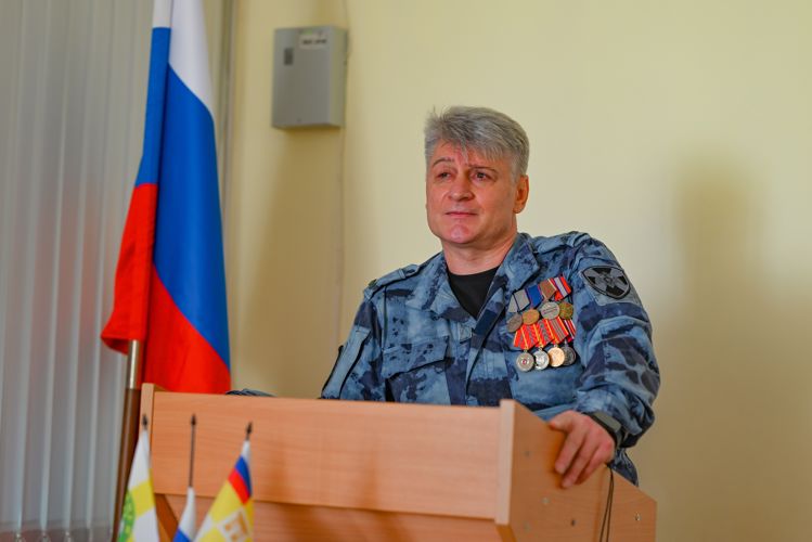Сотрудники Росгвардии провели тематическое занятие со школьниками Ставрополя 