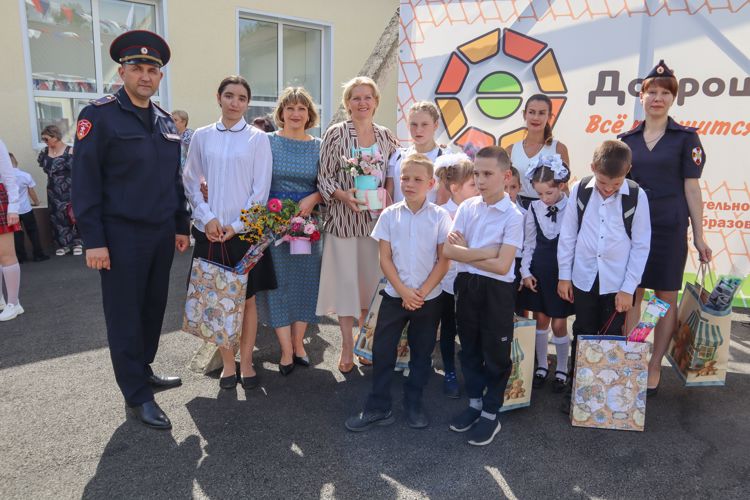 На Ставрополье росгвардейцы поздравили подшефных учеников с Днем знаний