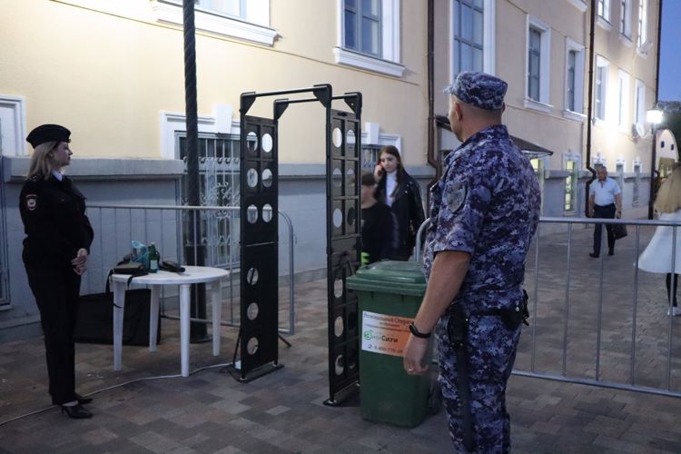 СОТРУДНИКИ РОСГВАРДИИ ОБЕСПЕЧИЛИ ПРАВОПОРЯДОК НА КОНЦЕРТЕ ГРУППЫ «РУКИ ВВЕРХ» В СТАВРОПОЛЕ