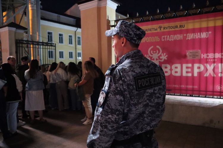 СОТРУДНИКИ РОСГВАРДИИ ОБЕСПЕЧИЛИ ПРАВОПОРЯДОК НА КОНЦЕРТЕ ГРУППЫ «РУКИ ВВЕРХ» В СТАВРОПОЛЕ