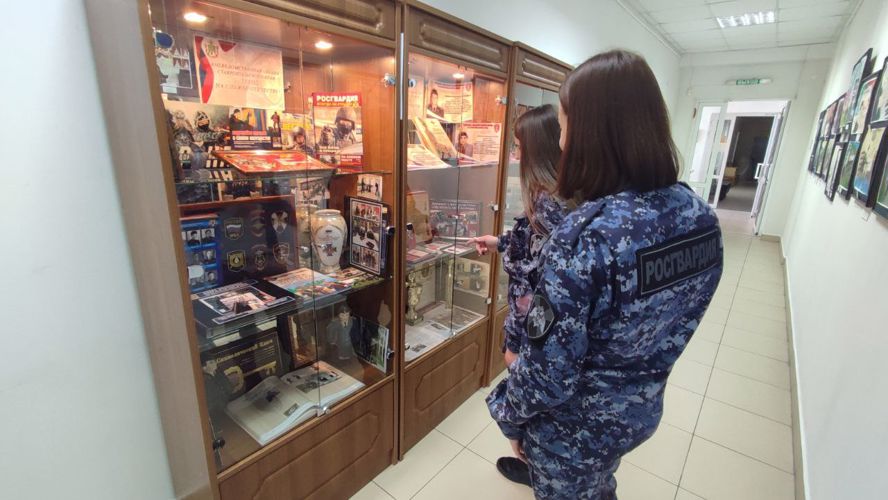 В ставропольской краевой библиотеке им. Лермонтова проходит выставка вневедомственной охраны