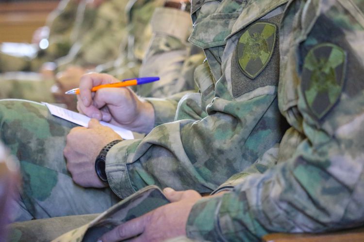 В Ставрополе военнослужащие Росгвардии прослушали лекцию  Российского общества «Знание»